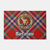 Clan MacFarlane Crest boven Tartan Deurmat (Voorkant)