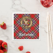 Clan MacFarlane Crest boven Tartan Servet (Insitu)