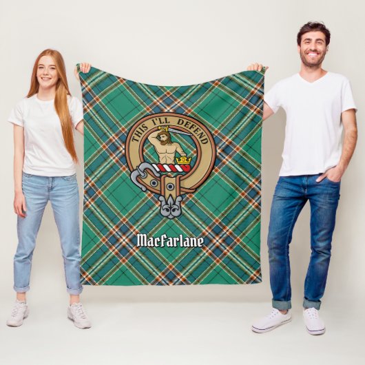 Clan MacFarlane Crest over de oude jacht Tartan Fleece Deken (In situ)