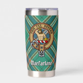 Clan MacFarlane Crest over de oude jacht Tartan Geïsoleerde Drinkbeker (Voorkant)