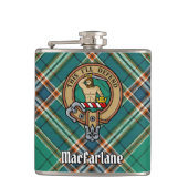 Clan MacFarlane Crest over de oude jacht Tartan Heupfles (Voorkant)