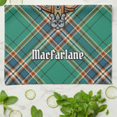 Clan MacFarlane Crest over de oude jacht Tartan Theedoek (Gevouwen)