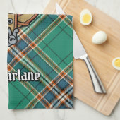 Clan MacFarlane Crest over de oude jacht Tartan Theedoek (Quarter Fold)