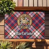 Clan MacFarlane Crest over Jurk Tartan Deurmat