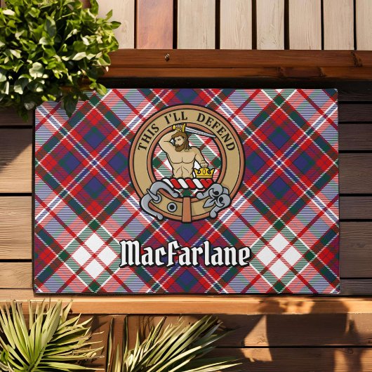 Clan MacFarlane Crest over Jurk Tartan Deurmat