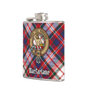 Clan MacFarlane Crest over Jurk Tartan Heupfles (Links)