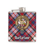 Clan MacFarlane Crest over Jurk Tartan Heupfles (Voorkant)