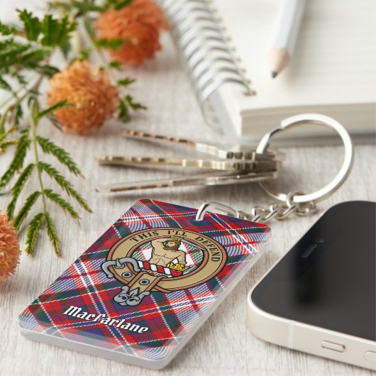 Clan MacFarlane Crest over Jurk Tartan Sleutelhanger (Voorkant Rechts)