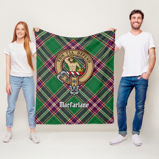 Clan MacFarlane Crest over moderne jacht Tartan Fleece Deken (In situ)