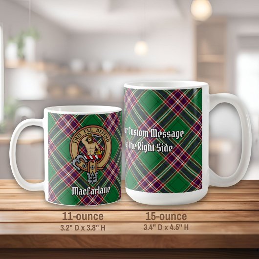 Clan MacFarlane Crest over moderne jacht Tartan Koffiemok