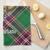 Clan MacFarlane Crest over moderne jacht Tartan Theedoek (Quarter Fold)