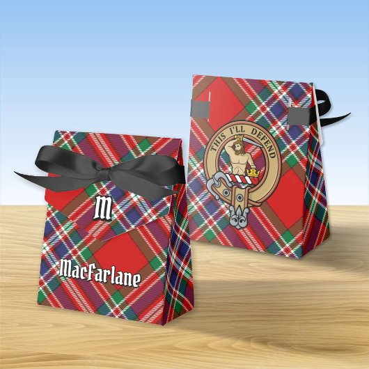 Clan MacFarlane Crest over Rode Tartan Bedankdoosjes