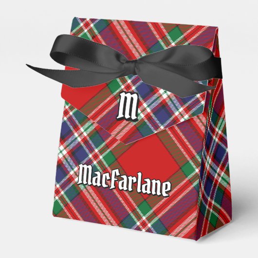 Clan MacFarlane Crest over Rode Tartan Bedankdoosjes (Voorkant Zijde)