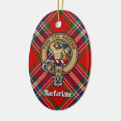 Clan MacFarlane Crest over Rode Tartan Keramisch Ornament (Links)