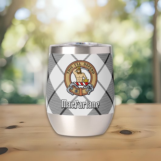 Clan MacFarlane Crest over zwart-wit tartaan