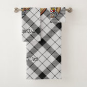 Clan MacFarlane Crest over zwart-wit tartaan Bad Handdoek (Insitu)