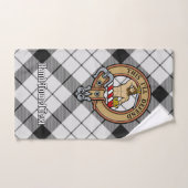 Clan MacFarlane Crest over zwart-wit tartaan Bad Handdoek (Handdoek)