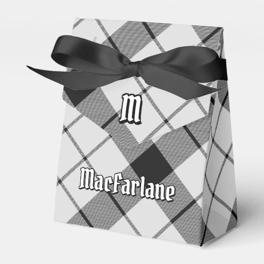 Clan MacFarlane Crest over zwart-wit tartaan Bedankdoosjes (Voorkant Zijde)