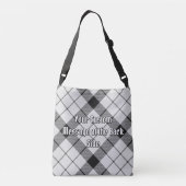 Clan MacFarlane Crest over zwart-wit tartaan Crossbody Tas (Achterkant)