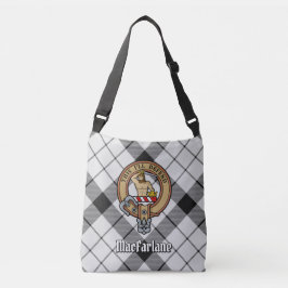 Clan MacFarlane Crest over zwart-wit tartaan Crossbody Tas