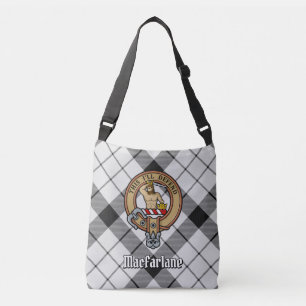 Clan MacFarlane Crest over zwart-wit tartaan Crossbody Tas
