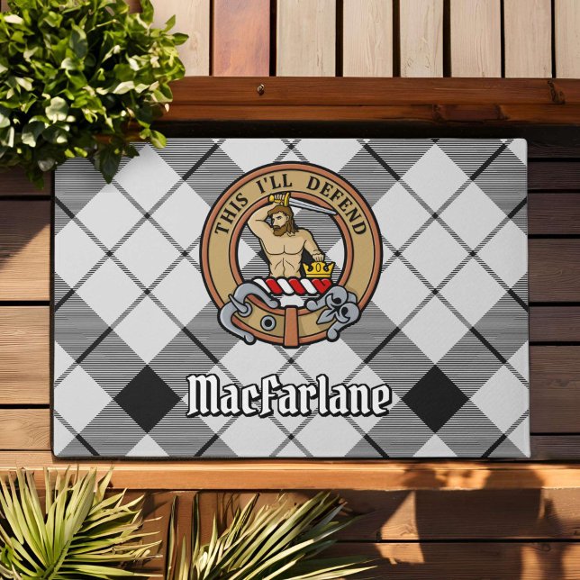 Clan MacFarlane Crest over zwart-wit tartaan Deurmat (Creator heeft geüpload)