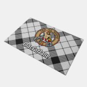 Clan MacFarlane Crest over zwart-wit tartaan Deurmat (Schuin)