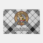 Clan MacFarlane Crest over zwart-wit tartaan Deurmat (Voorkant)