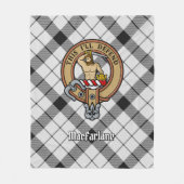 Clan MacFarlane Crest over zwart-wit tartaan Fleece Deken (Voorkant)