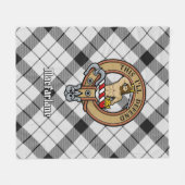 Clan MacFarlane Crest over zwart-wit tartaan Fleece Deken (Voorkant (Horizontaal))