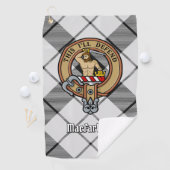 Clan MacFarlane Crest over zwart-wit tartaan Golfhanddoek (Insitu)