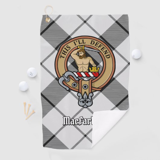 Clan MacFarlane Crest over zwart-wit tartaan Golfhanddoek (Insitu)