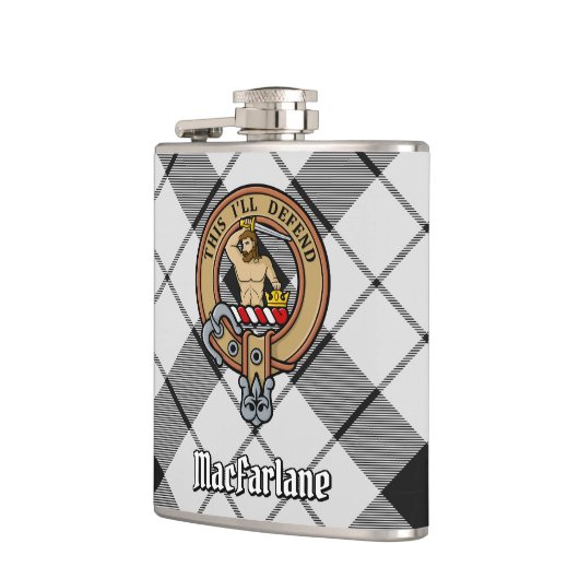 Clan MacFarlane Crest over zwart-wit tartaan Heupfles (Links)