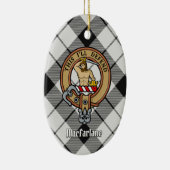 Clan MacFarlane Crest over zwart-wit tartaan Keramisch Ornament (Rechts)