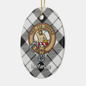 Clan MacFarlane Crest over zwart-wit tartaan Keramisch Ornament (Links)