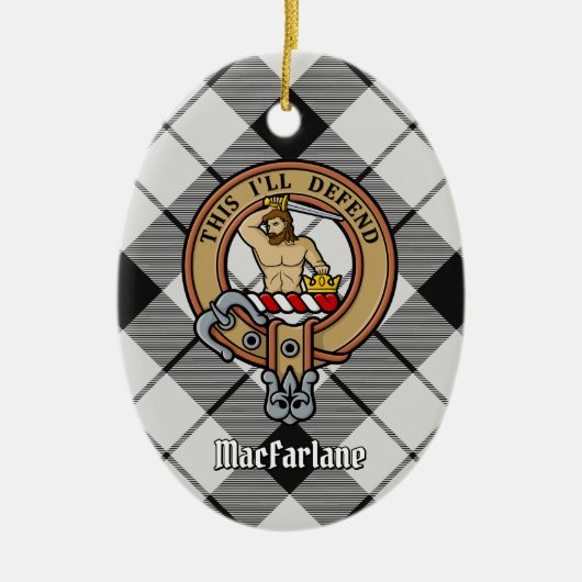 Clan MacFarlane Crest over zwart-wit tartaan Keramisch Ornament (Voorkant)