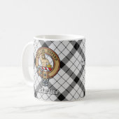 Clan MacFarlane Crest over zwart-wit tartaan Koffiemok (Voorkant links)