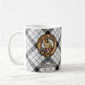 Clan MacFarlane Crest over zwart-wit tartaan Koffiemok (Links)