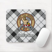 Clan MacFarlane Crest over zwart-wit tartaan Muismat (Met muis)