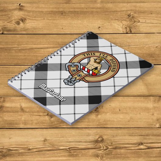 Clan MacFarlane Crest over zwart-wit tartaan Notitieboek