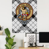 Clan MacFarlane Crest over zwart-wit tartaan Poster (Thuiskantoor)