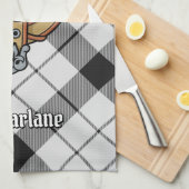 Clan MacFarlane Crest over zwart-wit tartaan Theedoek (Quarter Fold)