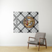 Clan MacFarlane Crest over zwart-wit tartaan Wandkleed (In Situ (horizontaal))