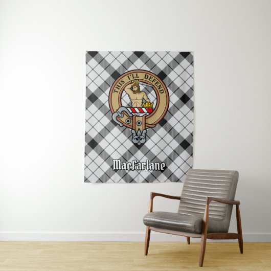 Clan MacFarlane Crest over zwart-wit tartaan Wandkleed (In situ)
