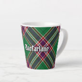 Clan MacFarlane Moderne Jacht Tartan Latte Mok (Rechterhoek)