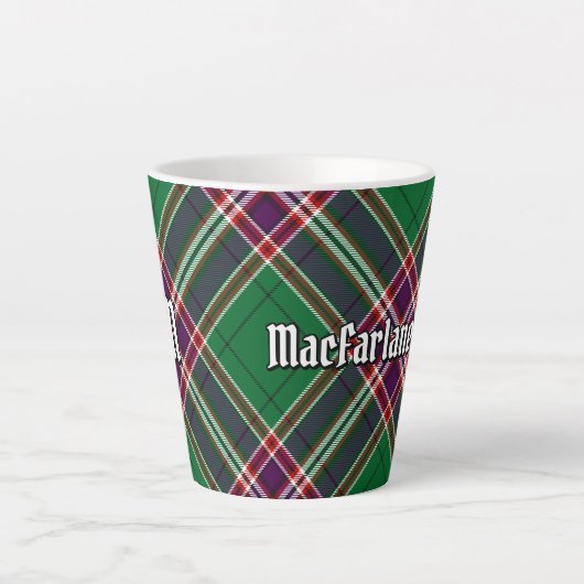 Clan MacFarlane Moderne Jacht Tartan Latte Mok (Voorkant)
