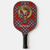 Clan MacFarlane Wapen over Rode Tartan Pickleball Paddle (Voorkant)