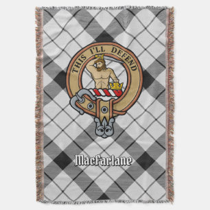 Clan MacFarlane Wapen over Zwarte en Witte Tartan Deken