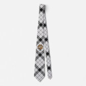 Clan MacFarlane Wapen over Zwarte en Witte Tartan Stropdas (Voorkant)