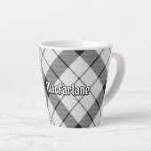 Clan MacFarlane Zwart-wit Tartan Latte Mok (Rechterhoek)